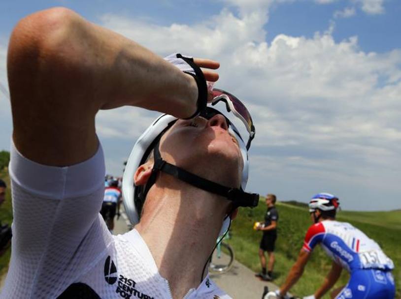 Per molti ciclisti è stato necessario calmare il bruciore agli occhi con dei colliri.